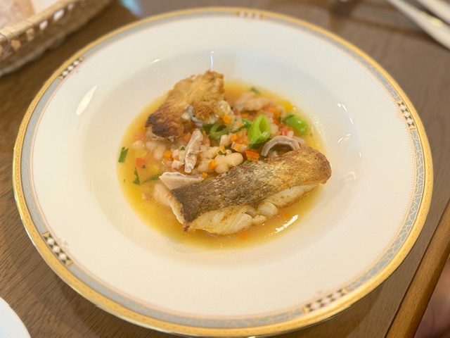 魚のポワレ 白いんげん豆の煮込み