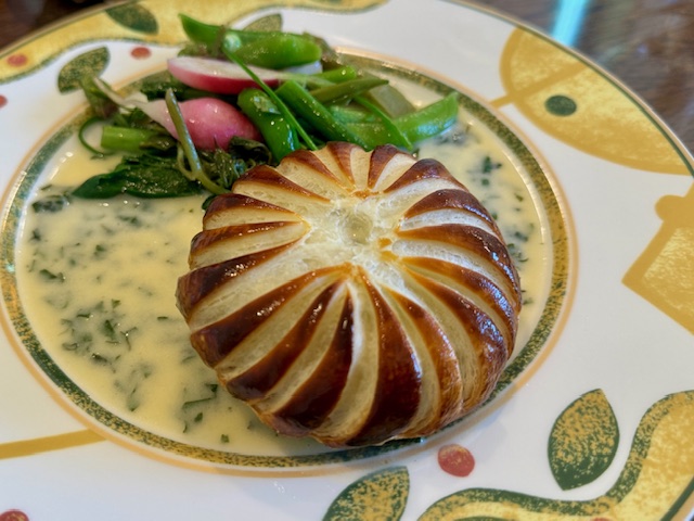 山形牛スネ肉ときのことのムース パイ包み焼き